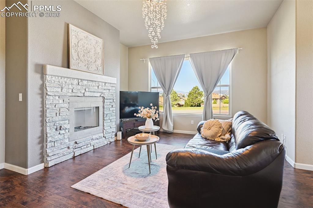 Image 3 of 40: Living Room