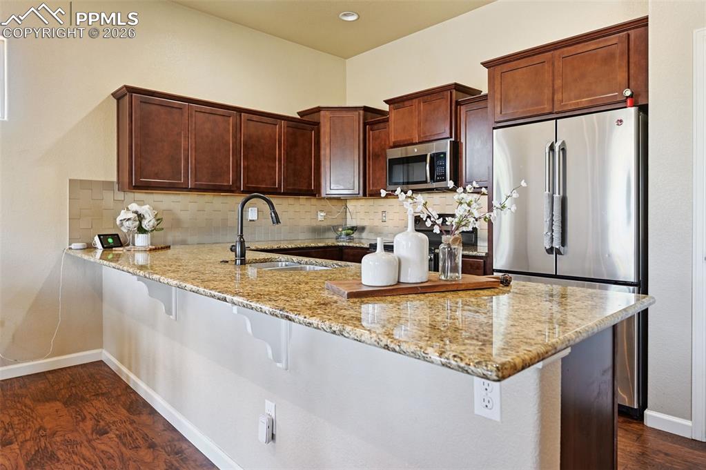 Image 4 of 40: Kitchen