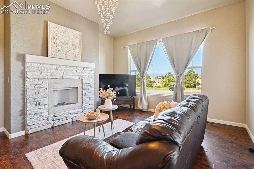 Image 6 of 40: Living Room