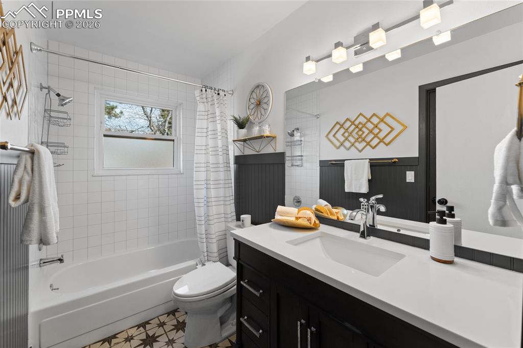 Image 15 of 36: Bathroom