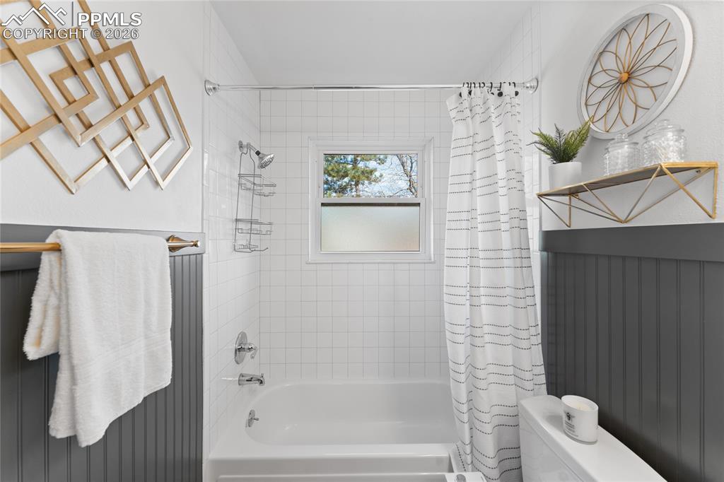 Image 16 of 36: Bathroom