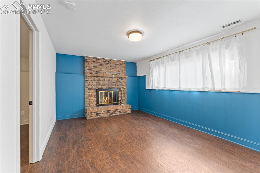 Image 25 of 36: Living Room