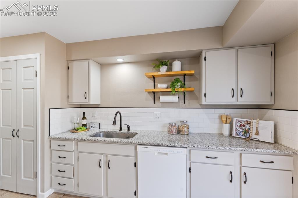 Image 7 of 36: Kitchen