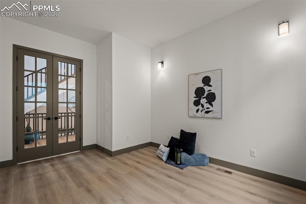 Image 17 of 48: Office