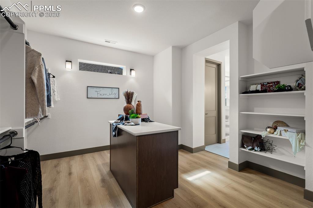 Image 27 of 48: Closet