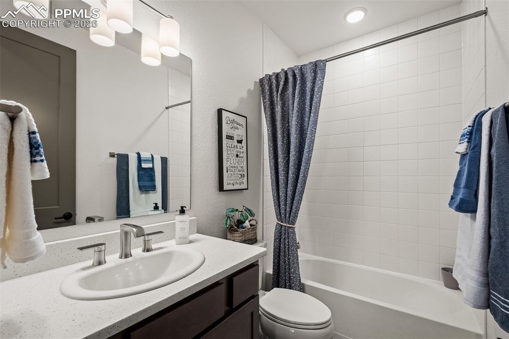 Image 31 of 48: Bathroom