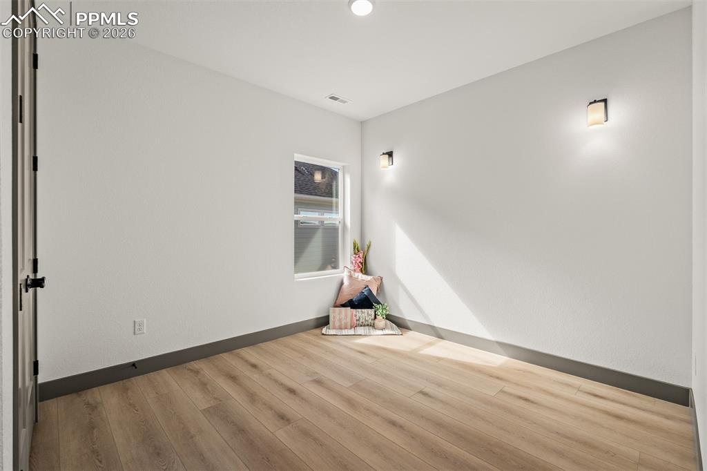 Image 32 of 48: Bedroom