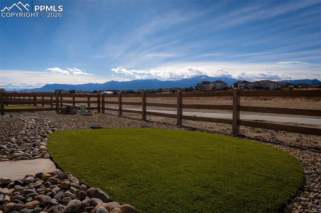 Image 46 of 48: Yard