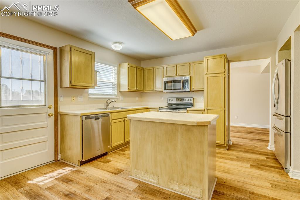 Image 10 of 46: Kitchen