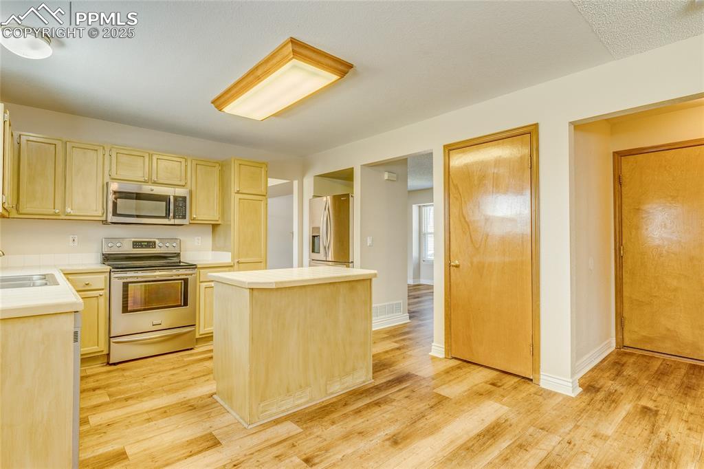 Image 11 of 46: Kitchen