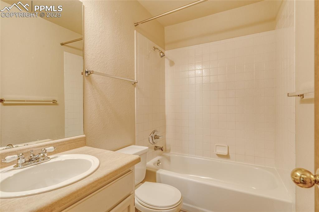 Image 28 of 46: Upper level full bathroom