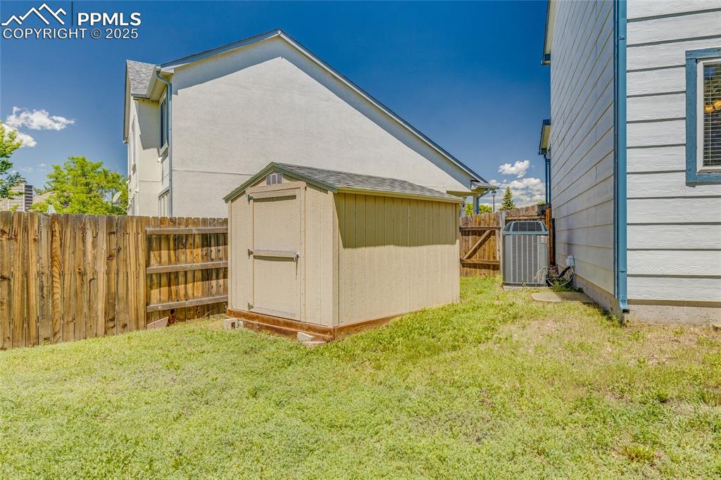 Image 42 of 46: Yard