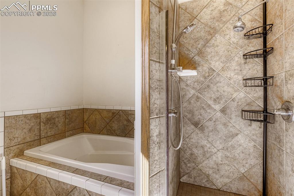 Image 20 of 34: Bathroom