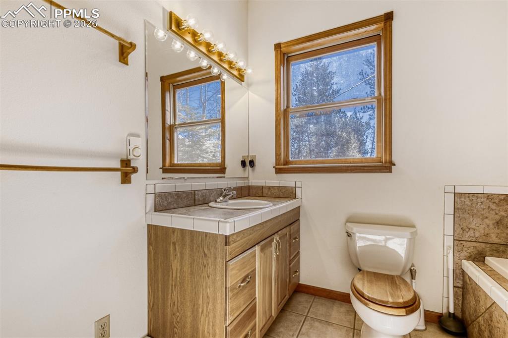 Image 21 of 34: Bathroom