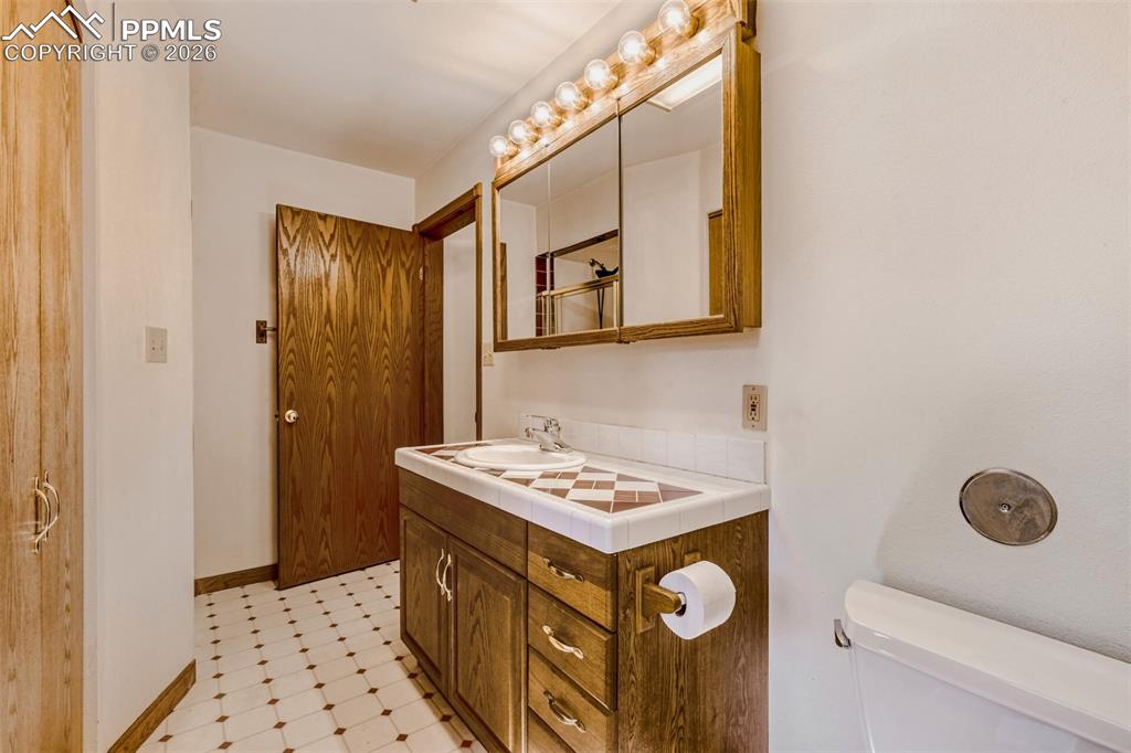 Image 26 of 34: Bathroom