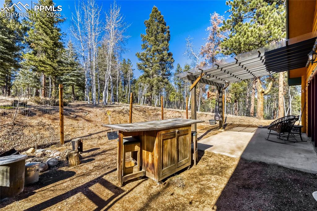 Image 28 of 34: Yard