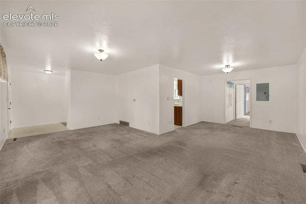 Image 12 of 50: Spacious Living Room