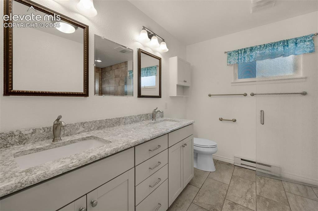 Image 18 of 50: Elegant Primary Bath