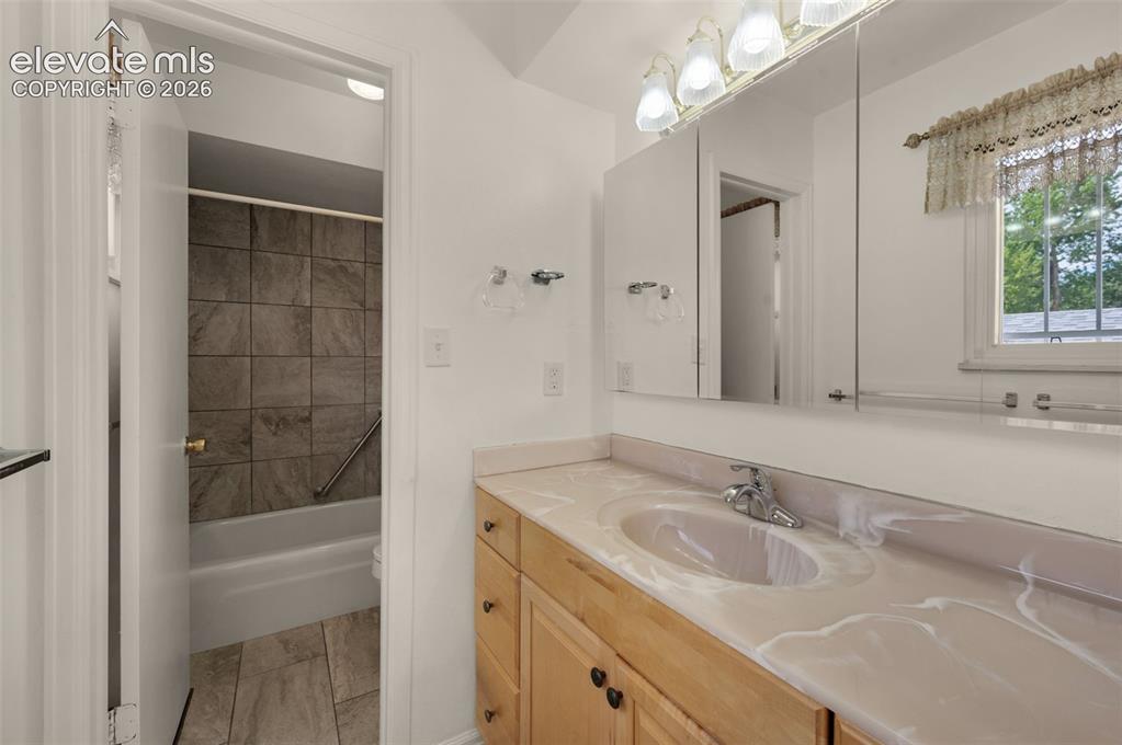 Image 26 of 50: Attached EnSuite Bath