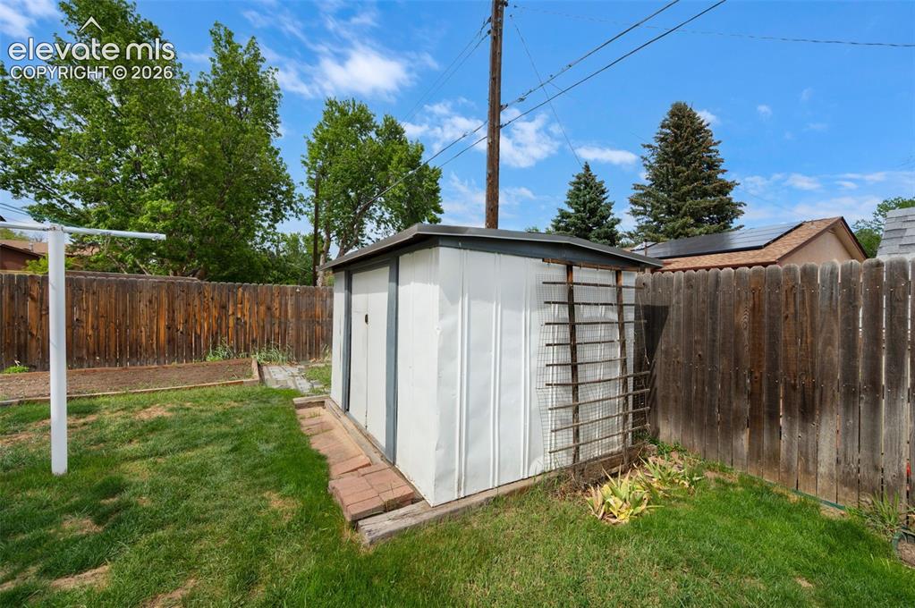Image 46 of 50: Handy Storage Shed