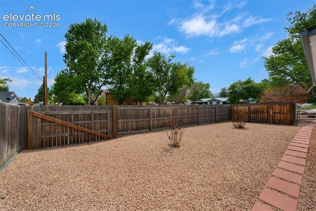 Image 47 of 50: Side Yard