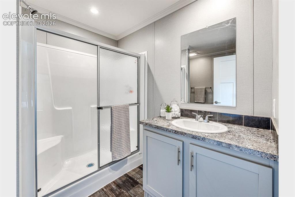 Image 12 of 13: Bathroom