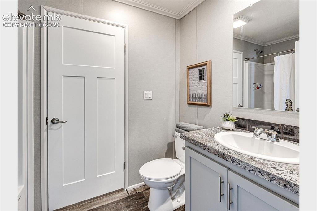 Image 4 of 13: Bathroom
