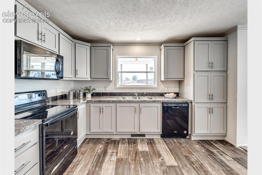 Image 5 of 13: Kitchen