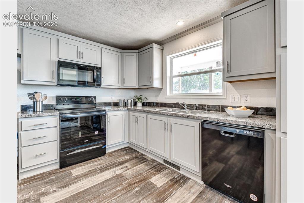 Image 6 of 13: Kitchen