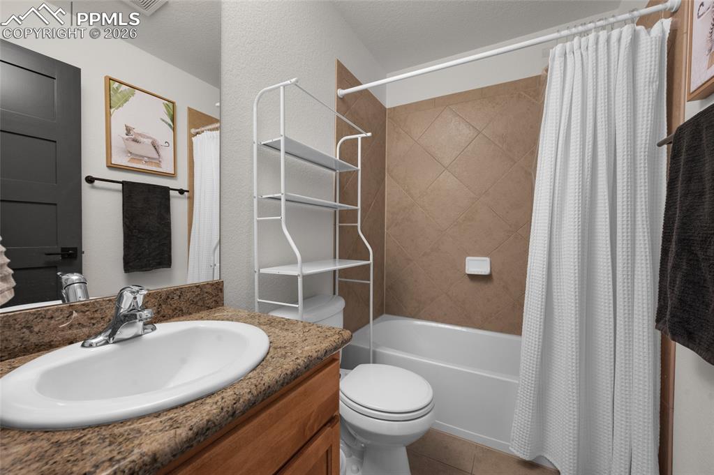 Image 28 of 42: Bathroom