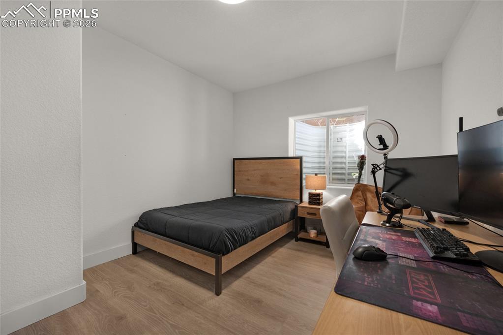 Image 32 of 42: Bedroom