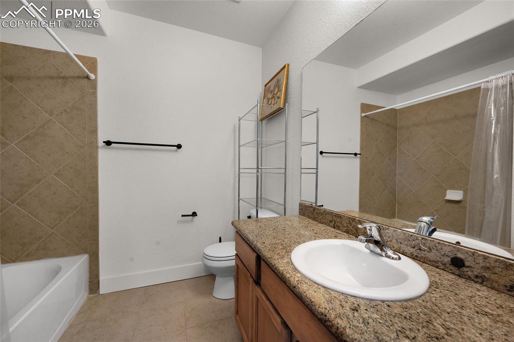 Image 33 of 42: Bathroom