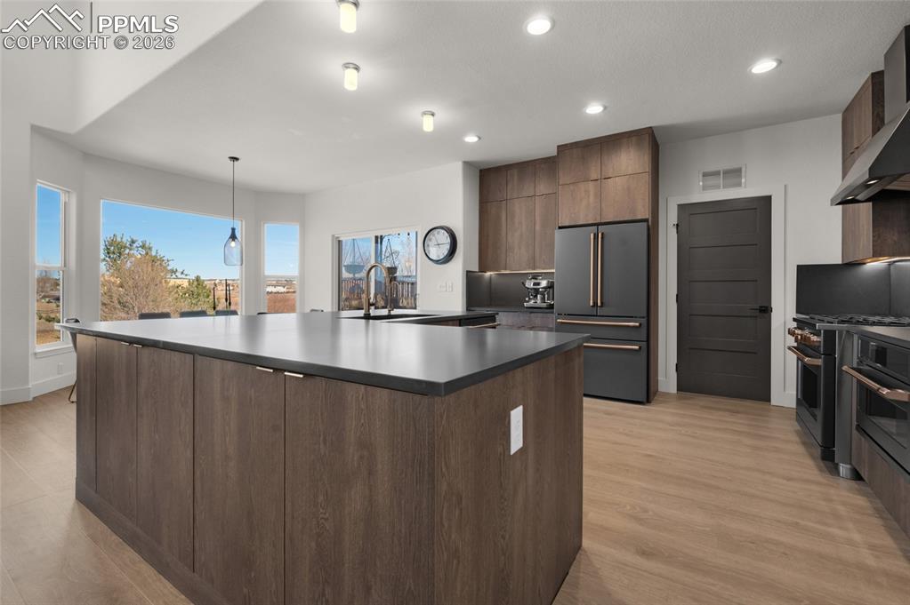 Image 5 of 42: Kitchen