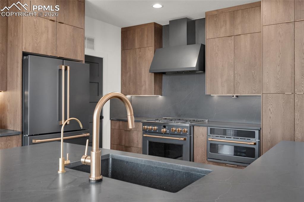 Image 6 of 42: Kitchen