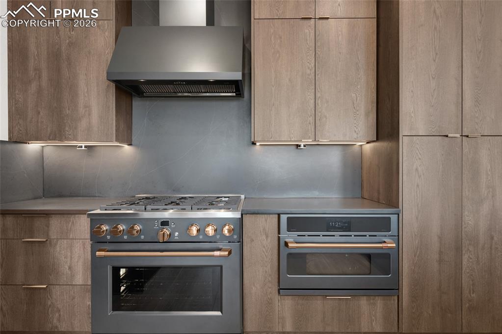 Image 7 of 42: Kitchen