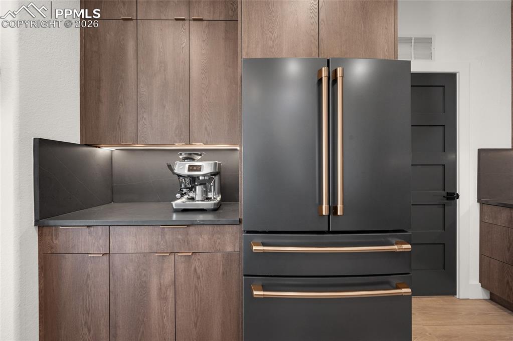 Image 8 of 42: Kitchen