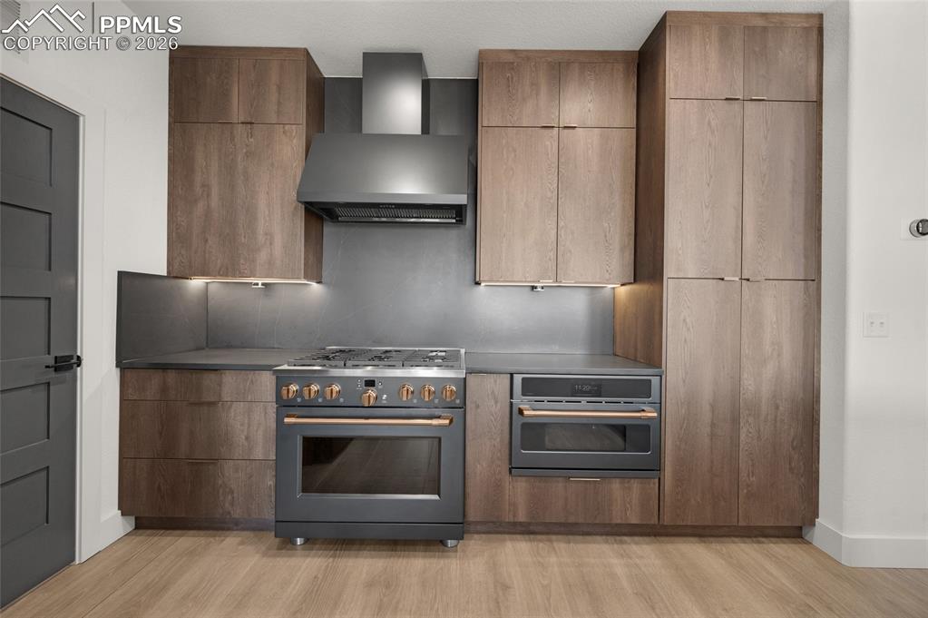 Image 9 of 42: Kitchen