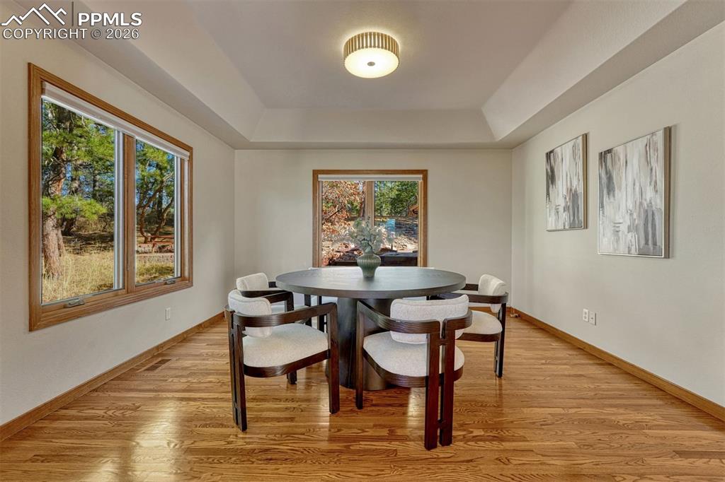 Image 16 of 35: Dining Area