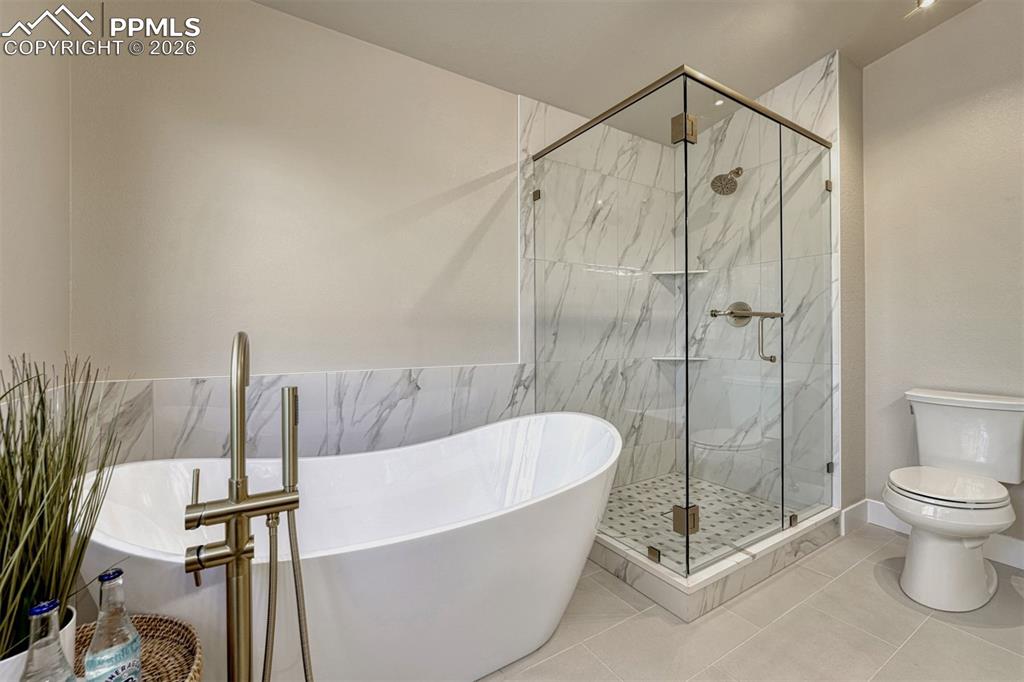 Image 21 of 35: Bathroom