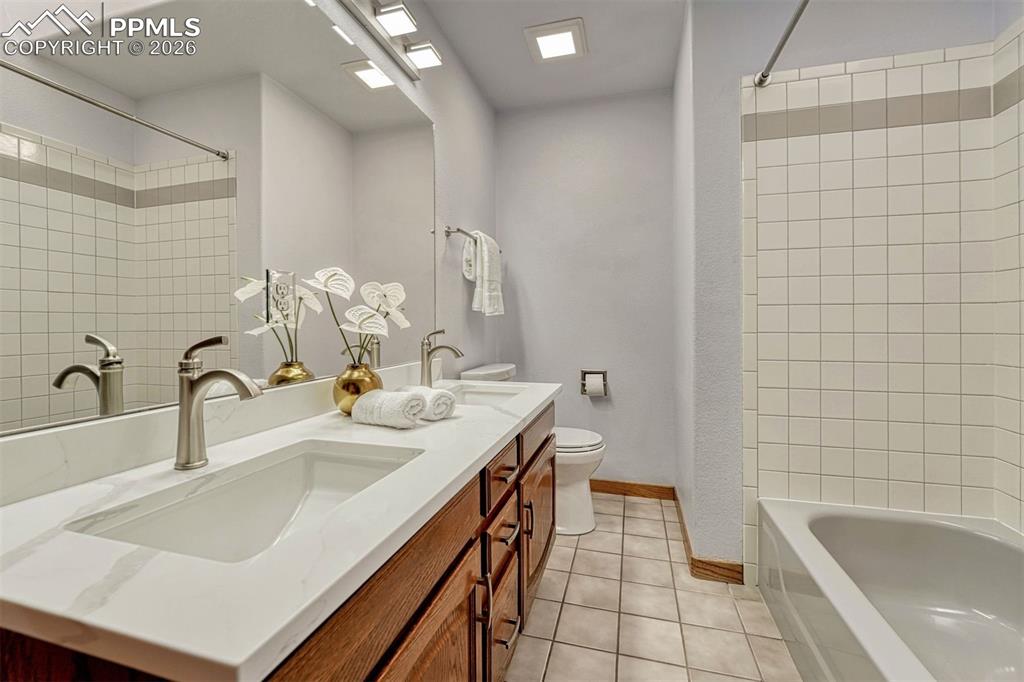 Image 22 of 35: Bathroom