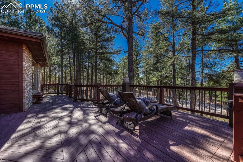 Image 32 of 35: Deck