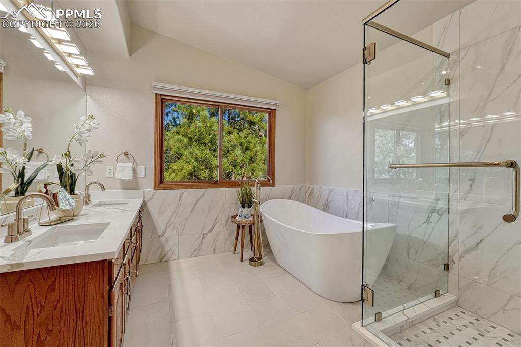 Image 7 of 35: Bathroom