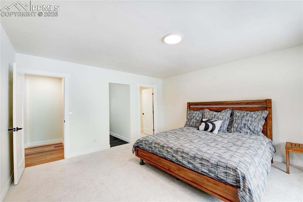 Image 17 of 40: Bedroom