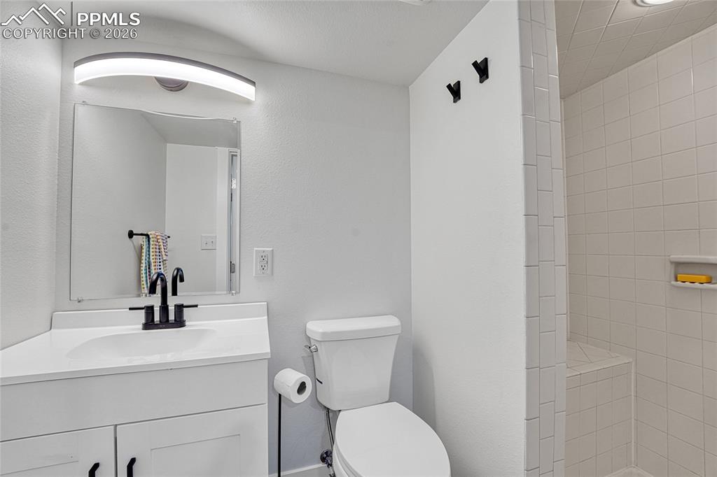 Image 30 of 40: Bathroom