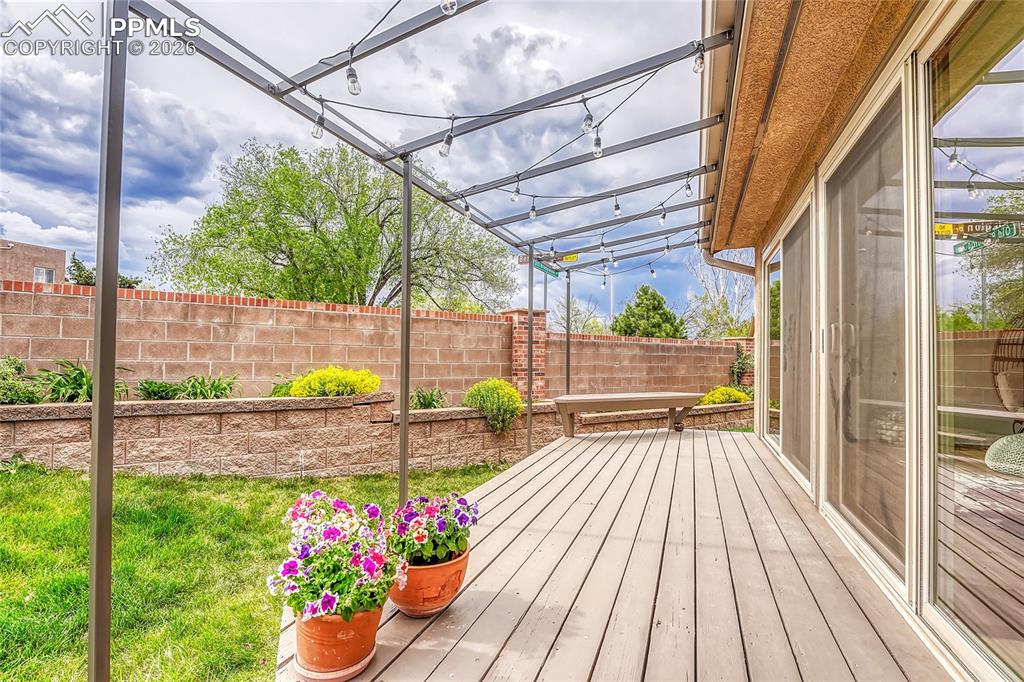 Image 36 of 40: Deck