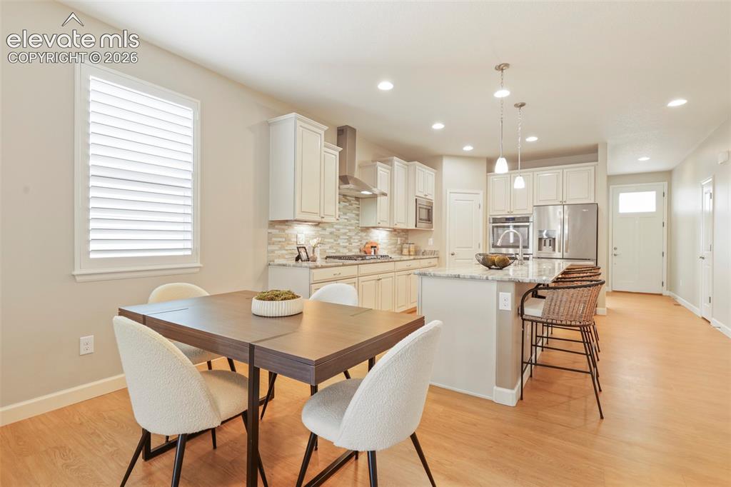 Image 15 of 49: casual dining plus countertop bar