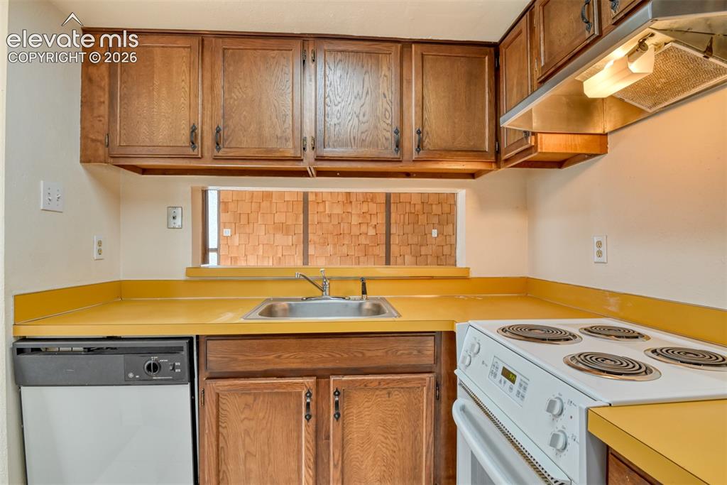 Image 10 of 17: Kitchen