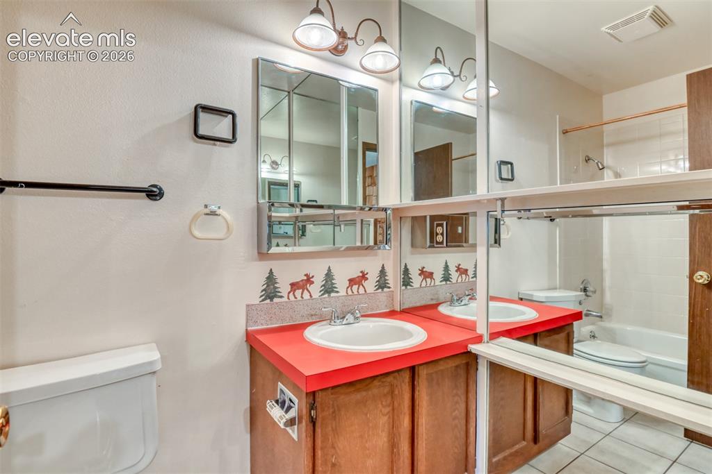 Image 14 of 17: Bathroom