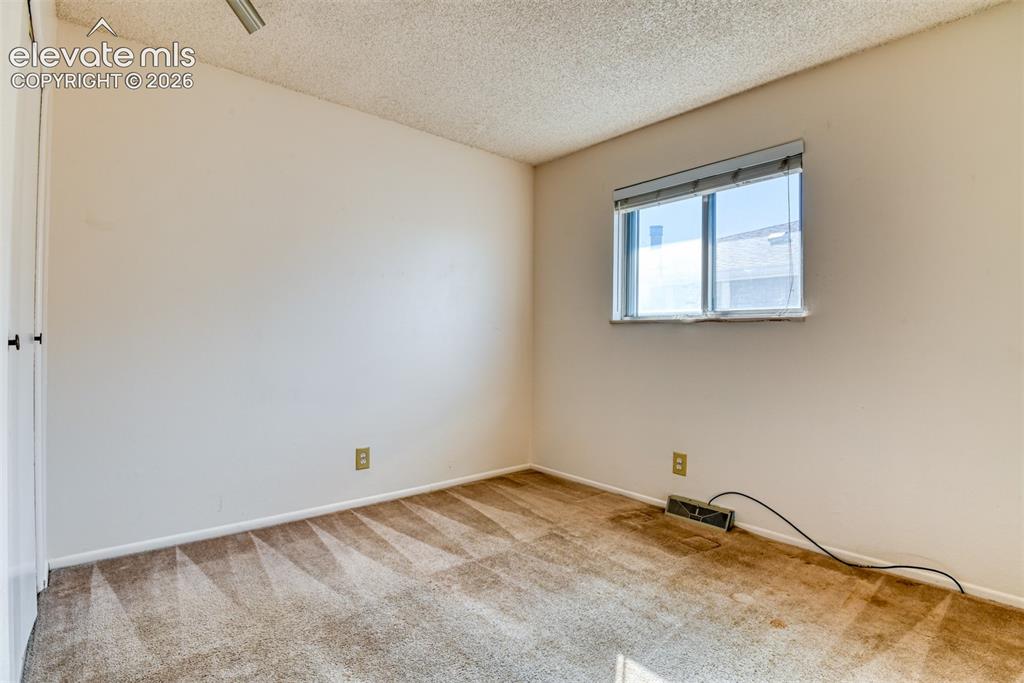 Image 15 of 17: Bedroom