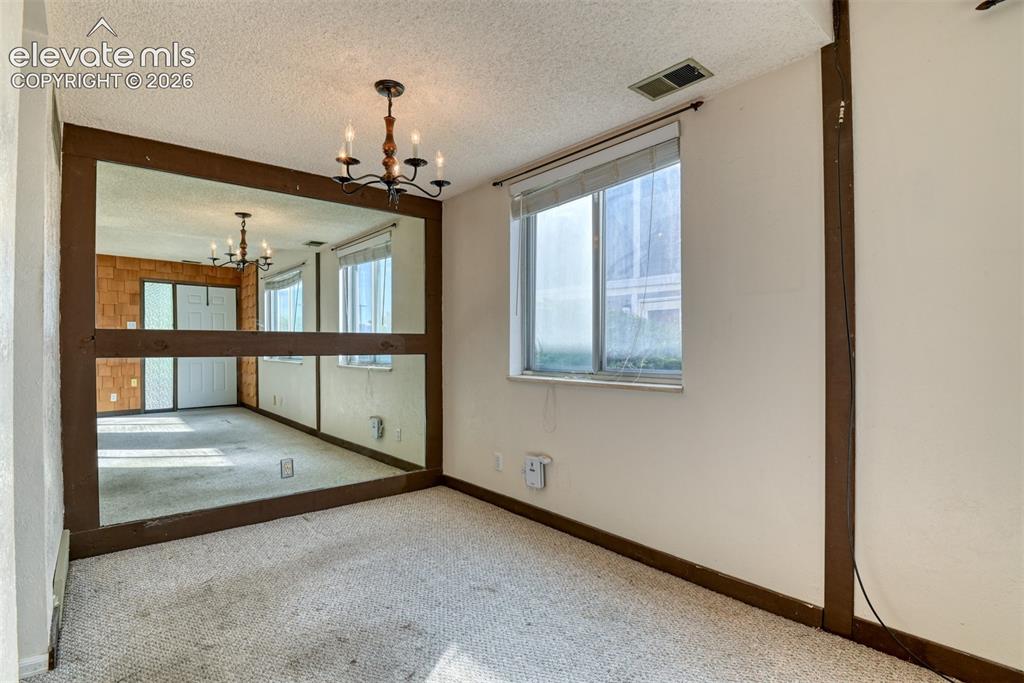 Image 6 of 17: Dining Area